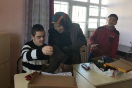 Bitlis Valisi İsmail Ustaoğlu’nun eşi Şenay Ustaoğlu Tatvan'daki öğrencileri ziyaret etti