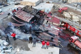 Tatvan’daki Yangın 4 Belediyenin İtfaiye Ekipleri ve 1 TOMA Desteğiyle Söndürüldü