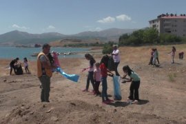 Tatvan’daki çocuklar Van Gölü sahilini temizledi