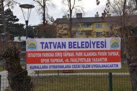 Tatvan sahili ve piknik alanlarına uyarı afişleri asıldı