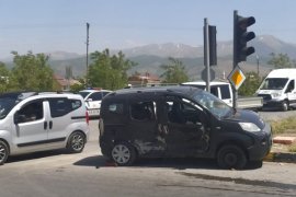 Trafik Kazasında İki Araç Hasar Gördü