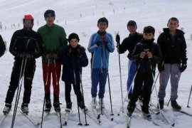 Bitlisli kayakçılar antrenmanlarını Nemrut Dağı’nda yapıyor