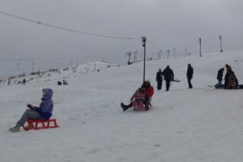 Vatandaşlar Yarıyıl Tatilini Bitlis’teki Kayak Merkezinde Değerlendiriyor