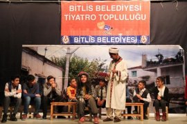 Bitlis Belediyesinden Öğrencilere Tiyatro keyfi