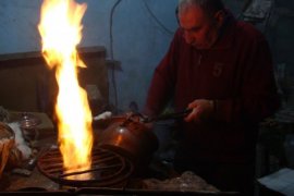 Bitlis’te 50 Yıldır Kalaycılık Mesleğini Sürdürüyor