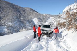 Bitlis'te Kapanan Köyde Doğum Sancıları Çeken Hamile Kadın Hastaneye Ulaştırıldı