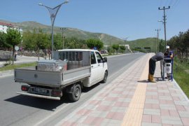 Bitlis Belediyesi kaldırımlara çöp kovası yerleştiriyor