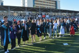 Bitlis Eren Üniversitesi'nde Mezuniyet Töreni Düzenlendi