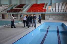 Vali Ustaoğlu, olimpik yüzme havuzunda incelemelerde bulundu
