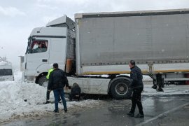 Bitlis’te Bir Tır ile Bir Minibüs Çarpıştı