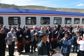 Van Gölü Ekspresi yolcuları Tatvan’da çiçeklerle karşılandı