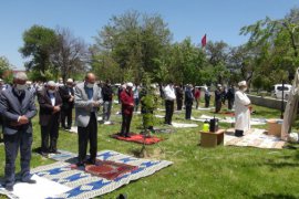 Tatvan'daki açık alanlarda Cuma Namazı kılındı