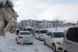 Adıyaman'da Depremde Hayatını Kaybeden Aile Tatvan'da Toprağa Verildi