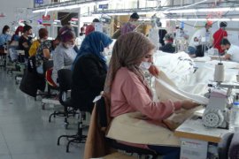 Bitlis’teki tekstilciler tedbirler kapsamında üretime devam ediyor