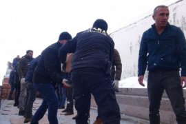 Bitlis’teki Sağlık Çalışanları Deprem Bölgesine 2 Tır Yardım Malzemesi Gönderdi