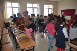 Selahaddin Eyyubi İlkokulu’nda düzenlenen kermes yoğun ilgi gördü.