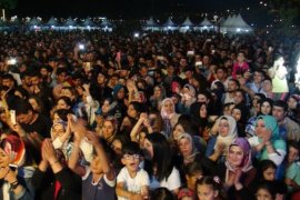 Bülent Serttaş konserde sahne direğine tırmandı