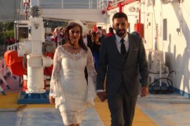 Van Gölü üzerinde nikah töreni yapıldı