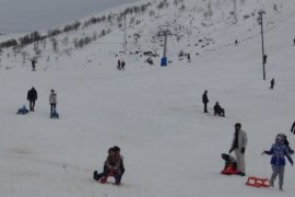 Vatandaşlar Yarıyıl Tatilini Bitlis’teki Kayak Merkezinde Değerlendiriyor