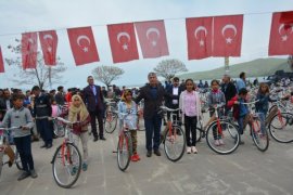 Tatvan Belediyesi 300 öğrenciye bisiklet dağıttı