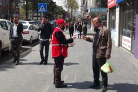 Kızılay gönüllüleri Tatvan’da maske ve dezenfektan jeli dağıttı