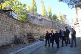 Vali Ustaoğlu, restorasyon çalışmalarını yerinde inceledi