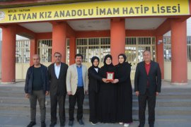 Tatvan’daki İmam Hatip Kız Lisesi Bitlis İl Birincisi Oldu