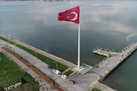Bölgenin en büyük Türk Bayrağı Tatvan'da dalgalanmaya başladı