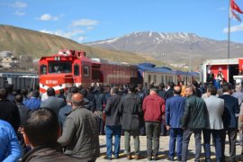 Van Gölü Ekspresi yolcuları Tatvan’da çiçeklerle karşılandı