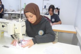 Lise Öğrencileri Öğretmenler İçin Önlük Üretti
