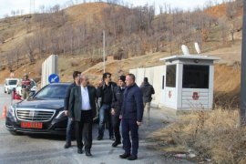 Vali Ustaoğlu yeni yıl dolayısıyla Mutki’deki güvenlik güçlerini ziyaret etti