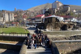 Vali Karaömeroğlu İlçelerdeki ve Köylerdeki Öğrencileri Ağırladı
