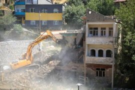 Metruk Binalar Yıkılıyor, Bitlis’in Tarihi Kimliği Yeniden Doğuyor