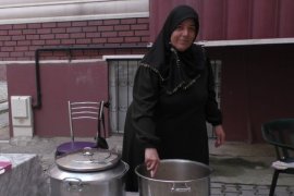Tatvanlı Karakurt Zemzem suyu ve yağmur suyu ile hazırladığı aşureyi vatandaşlara dağıtıyor