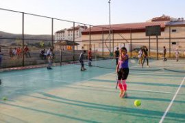 Bitlisli çocuklar tenis öğreniyor