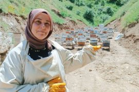 Bitlisli Kadınlar 7 Kovanla Başladıkları Arıcılıkta 100 Kovana Ulaştı