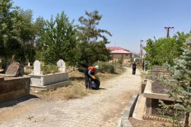 Tatvan'da Mezarlıklarda Bayram Temizliği Yapılıyor