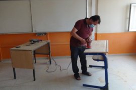 Tatvan’daki fedakar öğretmenler okul sıralarını yeniledi