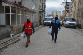 Tatvan’daki ihtiyaç sahiplerine sıcak pide dağıtıldı