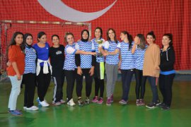 Bayan öğretmenlerin voleybol takımı Bitlis il birincisi oldu