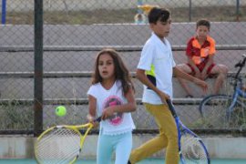 Bitlisli çocuklar tenis öğreniyor