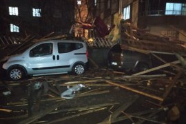Tatvan'da 4 Araç Fırtınadan Dolayı Kopan Çatıların Altında Kaldı