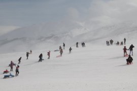 Bitlis Belediyesi kursiyeri için kayak etkinliği düzenlendi