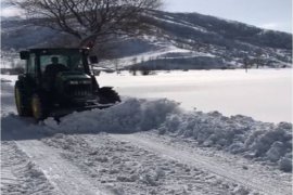 Kar küreme aparatlı traktörler sayesinde Tatvan’a bağlı köy yolları sürekli ulaşıma açık