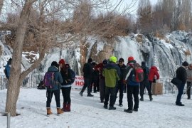 Karda Halay Çekip Donmuş Suda Yüzdüler