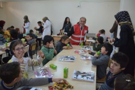 Kaymakam Özkan ile Kızılay ekibi özel çocukları ziyaret etti