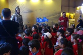 Minik Öğrenciler Ahlat’taki Tarihi Mekanları Ziyaret Etti