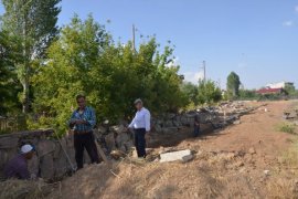 Tatvan’daki mezarlıkların çevre düzeni yapılıyor