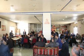 Bitlis Valisi İsmail Ustaoğlu kahvaltıda esnaflarla bir araya geldi