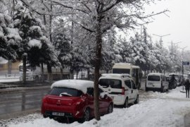 Kar yağışı Tatvan’ı beyaza bürüdü